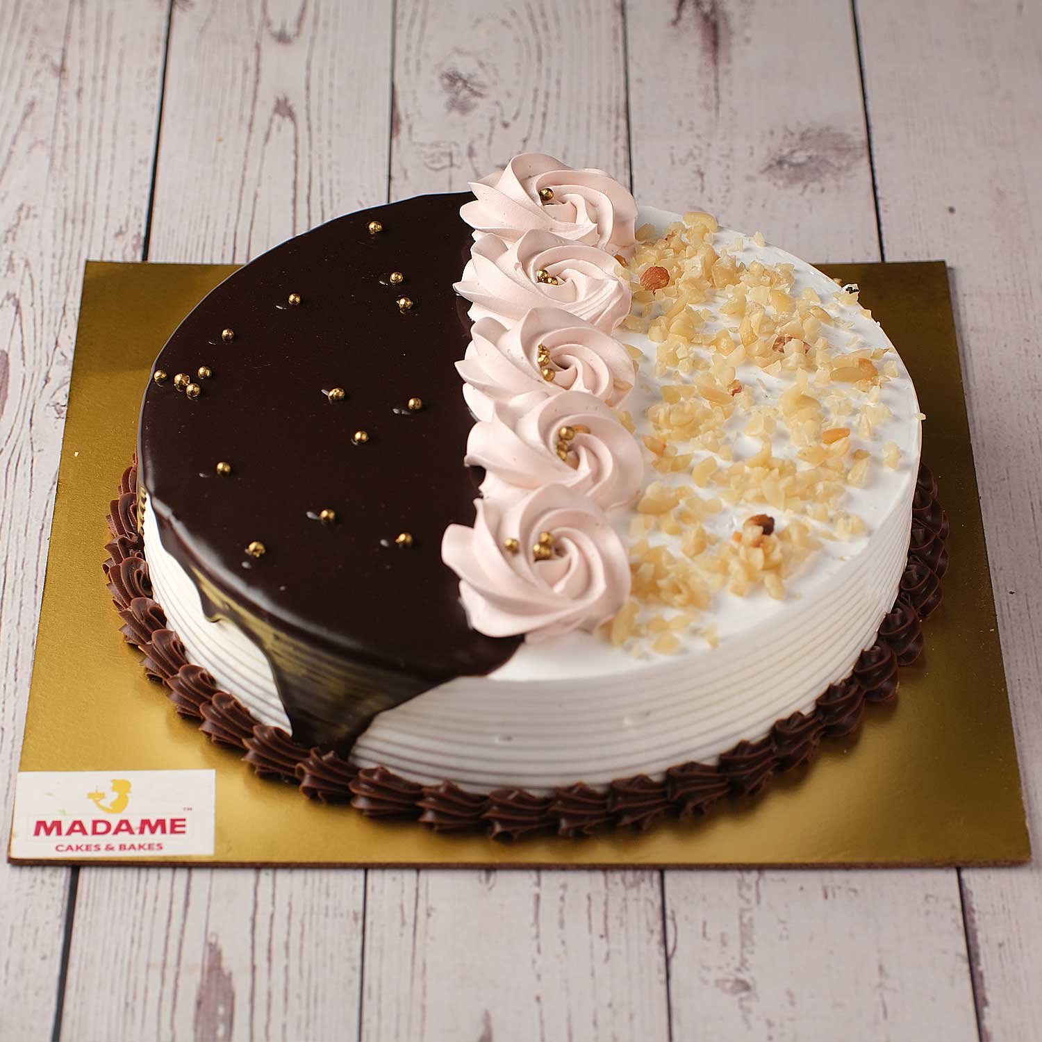 White Vancho Premium Cake – Cakes Studio